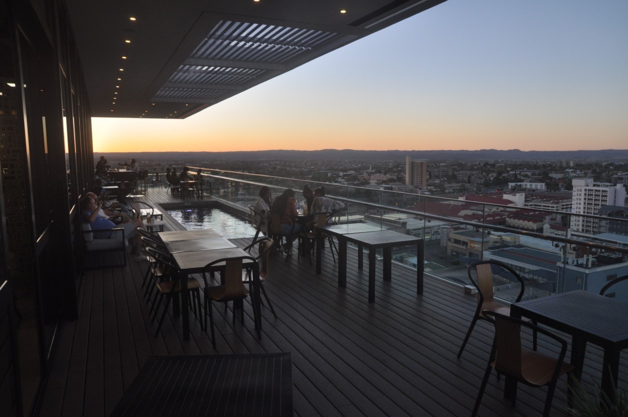 La terrasse panoramique sur la ville de Windhoek au Avani hôtel avani hotel windhoek namibie rooftop