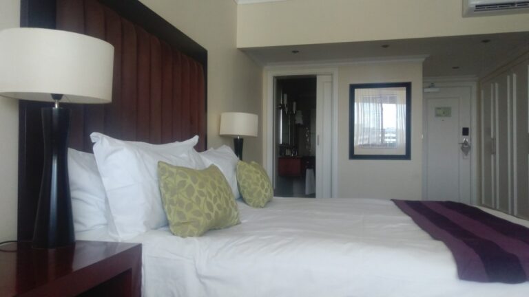 Le lit king size dans la chambre 801 de l'Avani hôtel à Windhoek