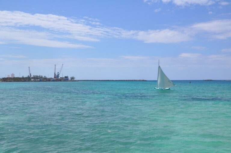 Le long de la plage à Nassau Le long de la plage à Nassau
