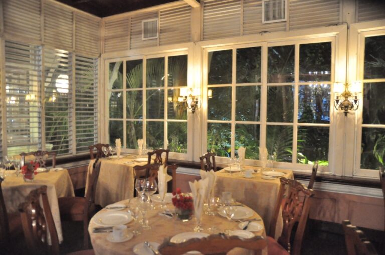 La salle du restaurant La salle du restaurant
