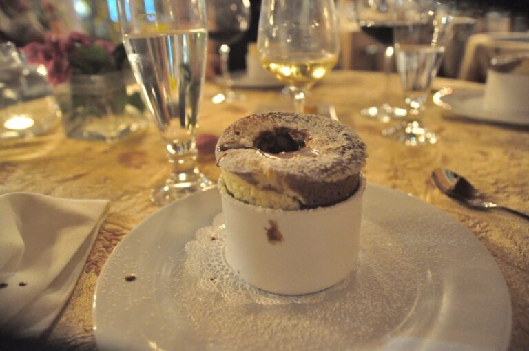 Mais impossible de résister à ce soufflé au chocolat superbement réussi ! Un délice Mais impossible de résister à ce soufflé au chocolat superbement réussi ! Un délice.