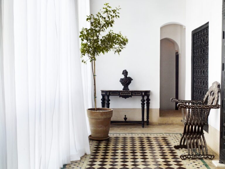 Dans le couloir du riad à l'hôtel Marrakech