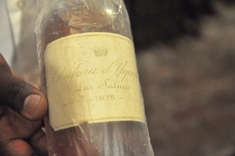 L'une des plus vieilles bouteilles, un chateau Yquerm qui date de 1875 L'une des plus vieilles bouteilles, un chateau Yquerm qui date de 1875