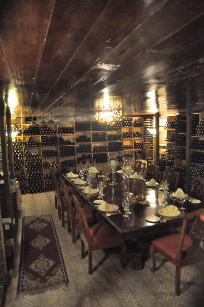 Une salle de restaurant intime et privée... On y joue aussi au poker mais chut ! Une salle de restaurant intime et privée... On y joue aussi au poker mais chut !