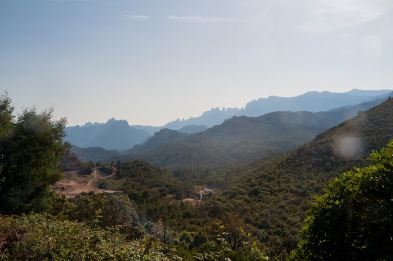 Point de vue sur les montagnes corses Point de vue sur les montagnes corses