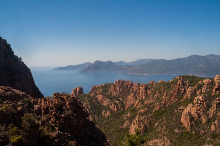 Entre des rochers imposants, la mer règne en maître et dessine les contours de cette île à la perfection ! Entre des rochers imposants, la mer règne en maître et dessine les contours de cette île à la perfection !