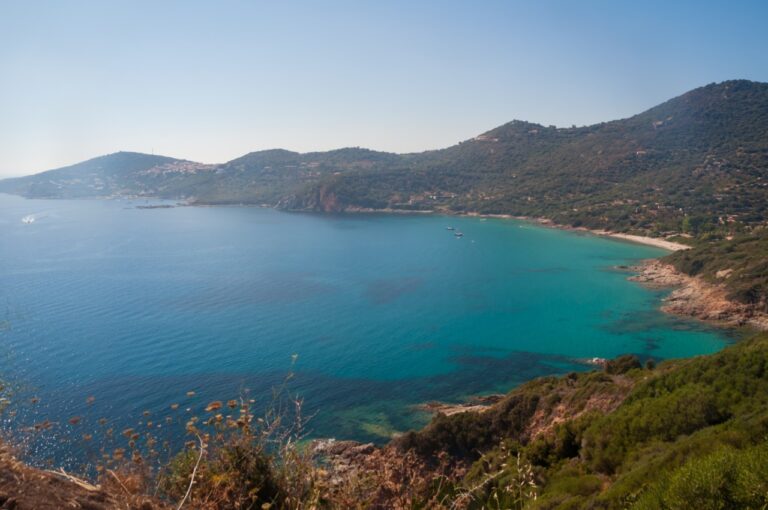 Route superbe le long de la côte en Corse du Sud Route superbe le long de la côte en Corse du Sud