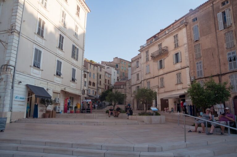 Une place de Bonifacio Une place de Bonifacio