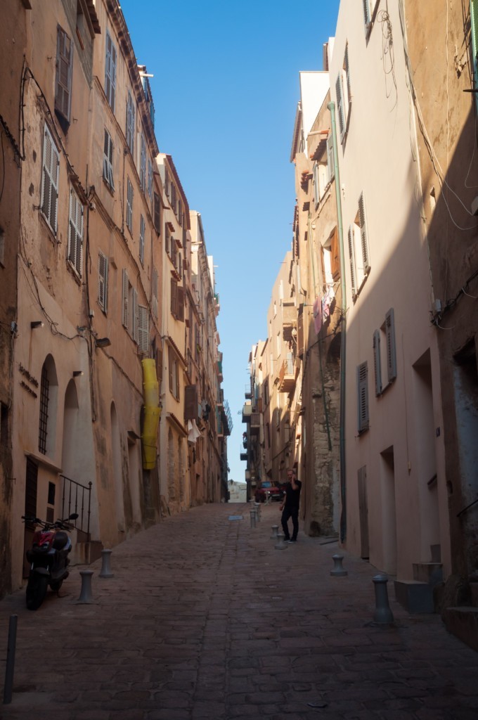 Dans les ruelles étroites de la ville Dans les ruelles étroites de la ville