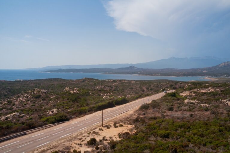 La route est sublime, toujours bordée par la mer La route est sublime, toujours bordée par la mer