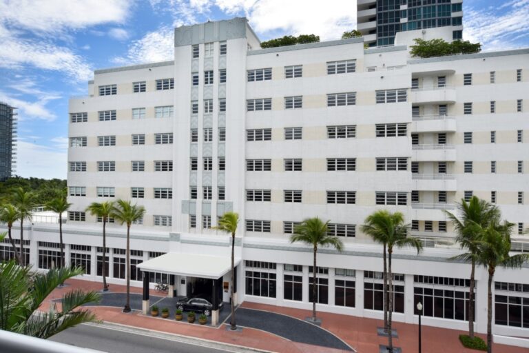 La façade du palace du Sétai à Miami