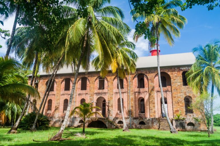Vestiges du bagne des îles du Salut, incontournable d'un voyage en Guyane