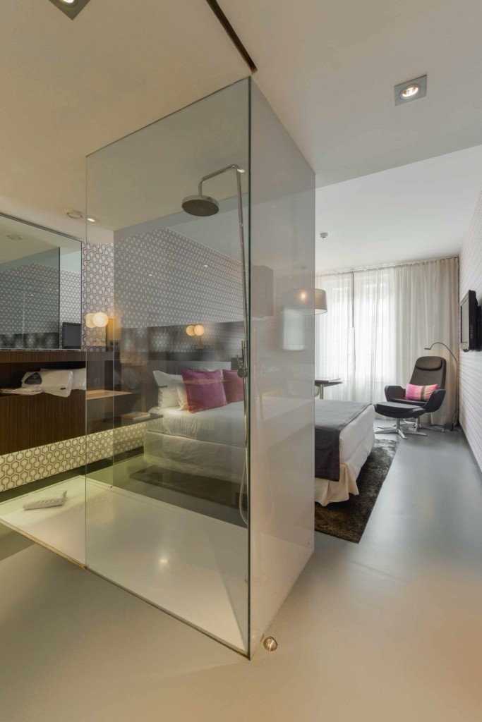 La chambre avec l'espace salle de bain