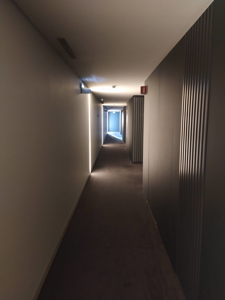 Le couloir pour accéder à la chambre
