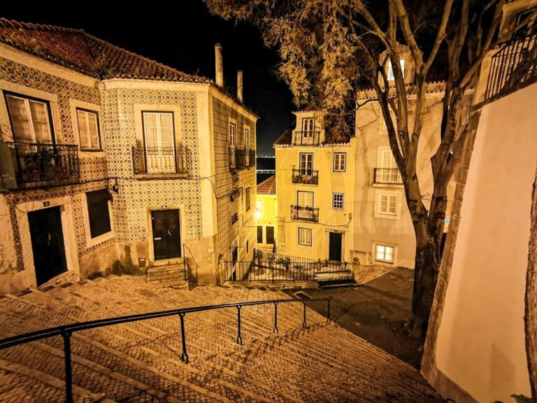 Une place dans le quartier de la Alfama