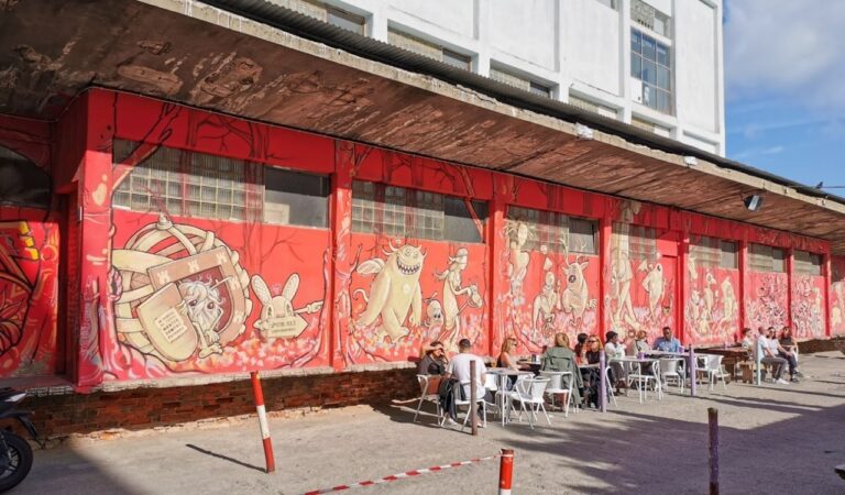 Un café avec un immense graffiti