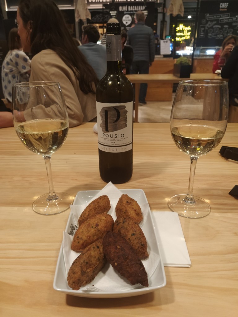 Un vin blanc avec des croquettes à la morue