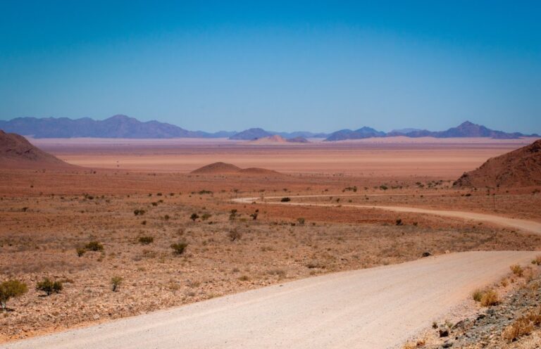 route de piste en Namibie traversant le désert