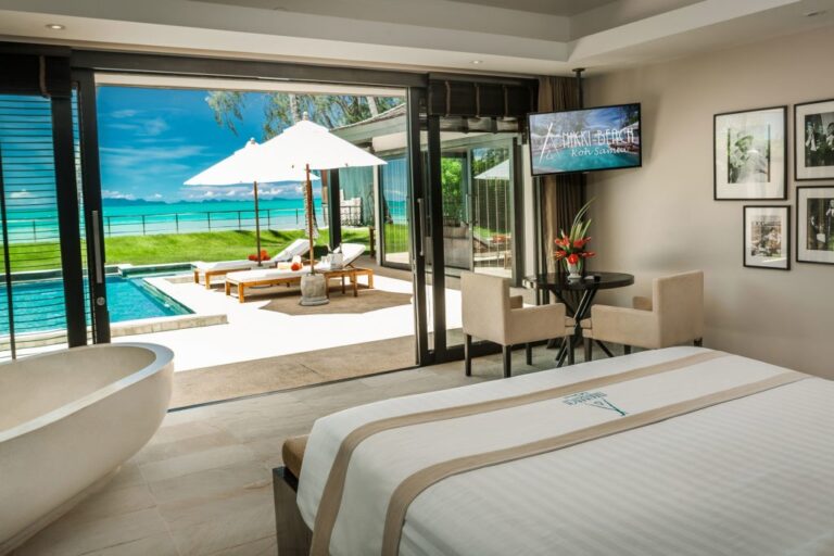 La chambre avec un accès direct à la piscine privée
