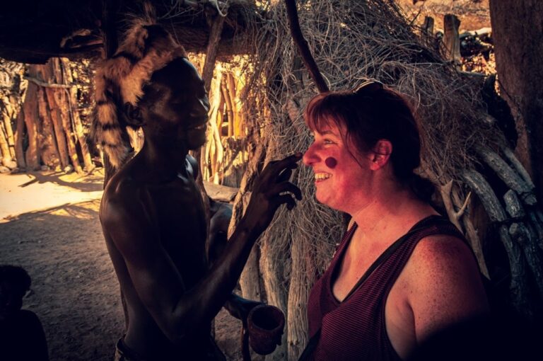 maquillage traditionnel au Living Museum San Namibie
