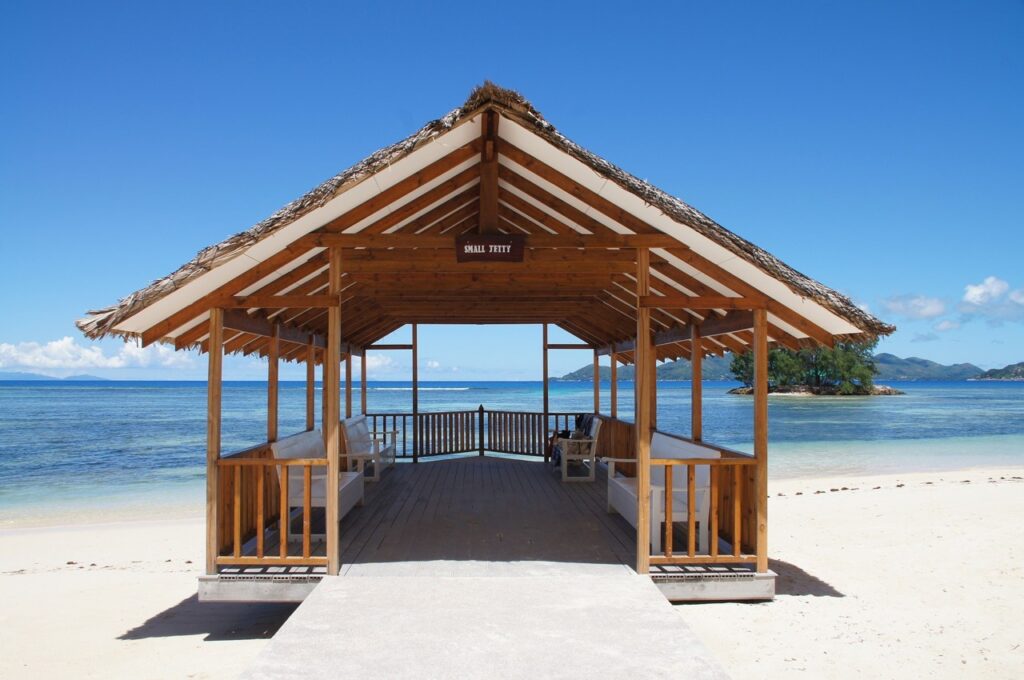 Sur la plage aux Seychellesac Sur la plage aux Seychellesac