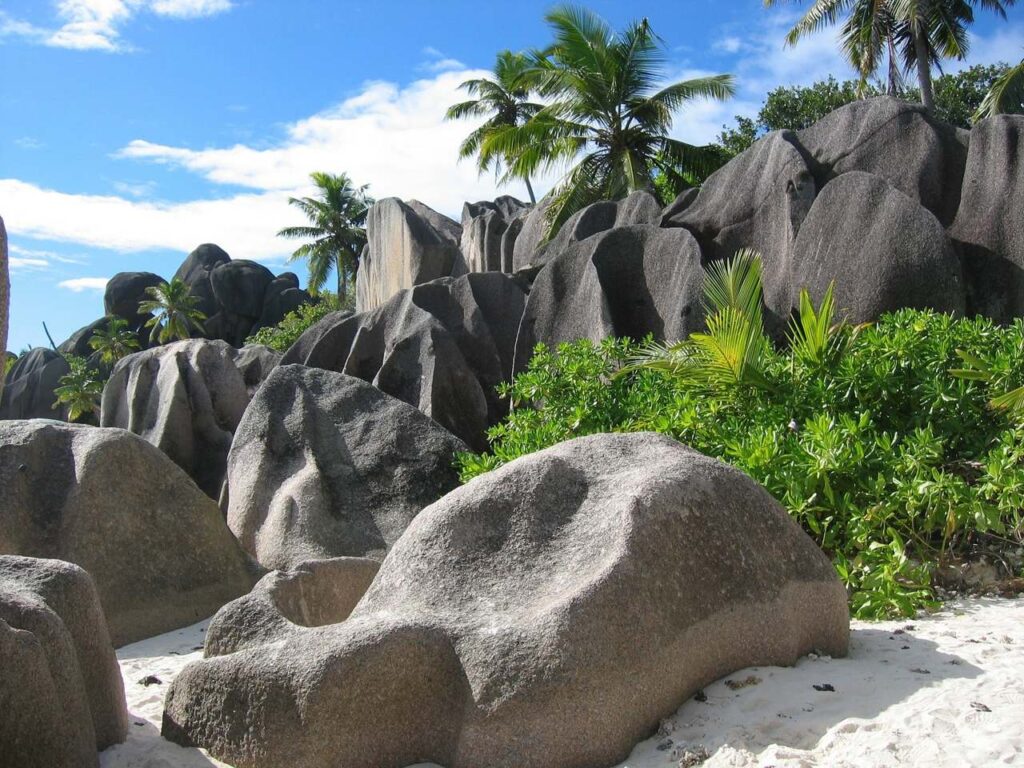 Des rochers énormes aux Seychelles Des rochers énormes aux Seychelles