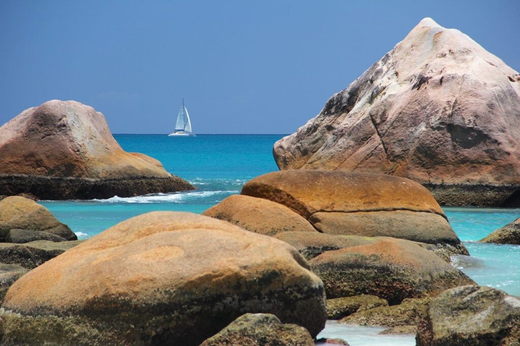 Des rochers énormes aux Seychelles dans les eaux turquoises Des rochers énormes aux Seychelles dans les eaux turquoises