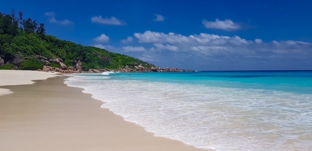 Plage aux Seychelles à La Digue Plage aux Seychelles à La Digue