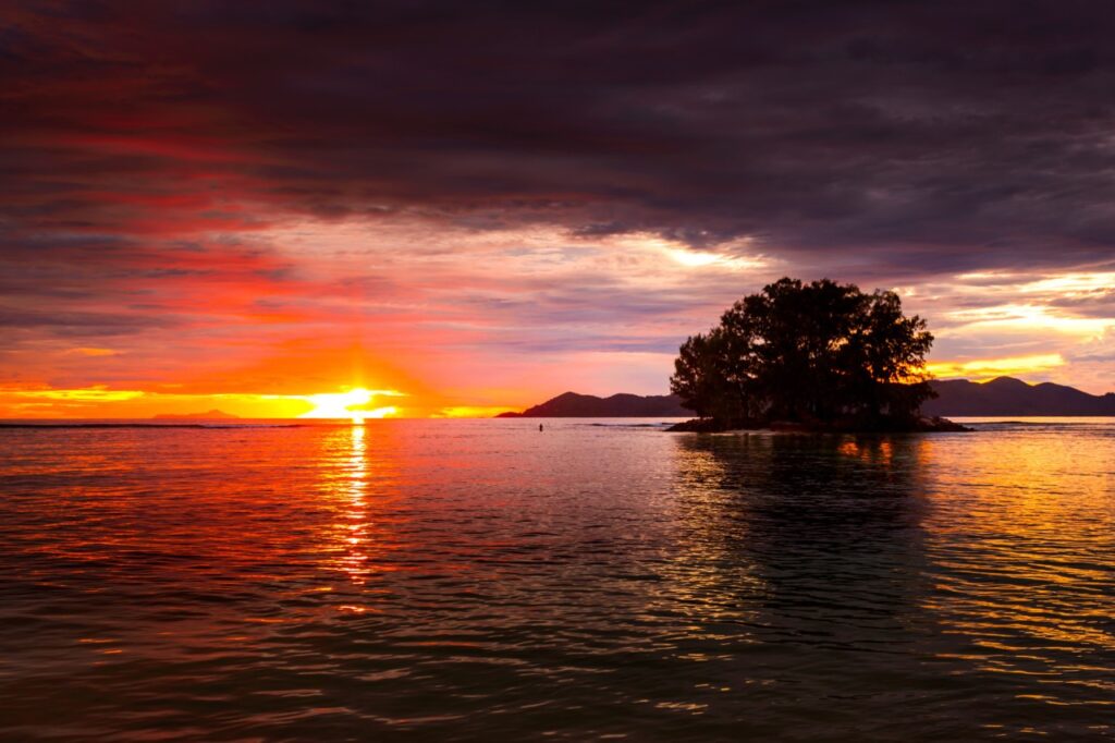 oucher de soleil aux Seychelles oucher de soleil aux Seychelles