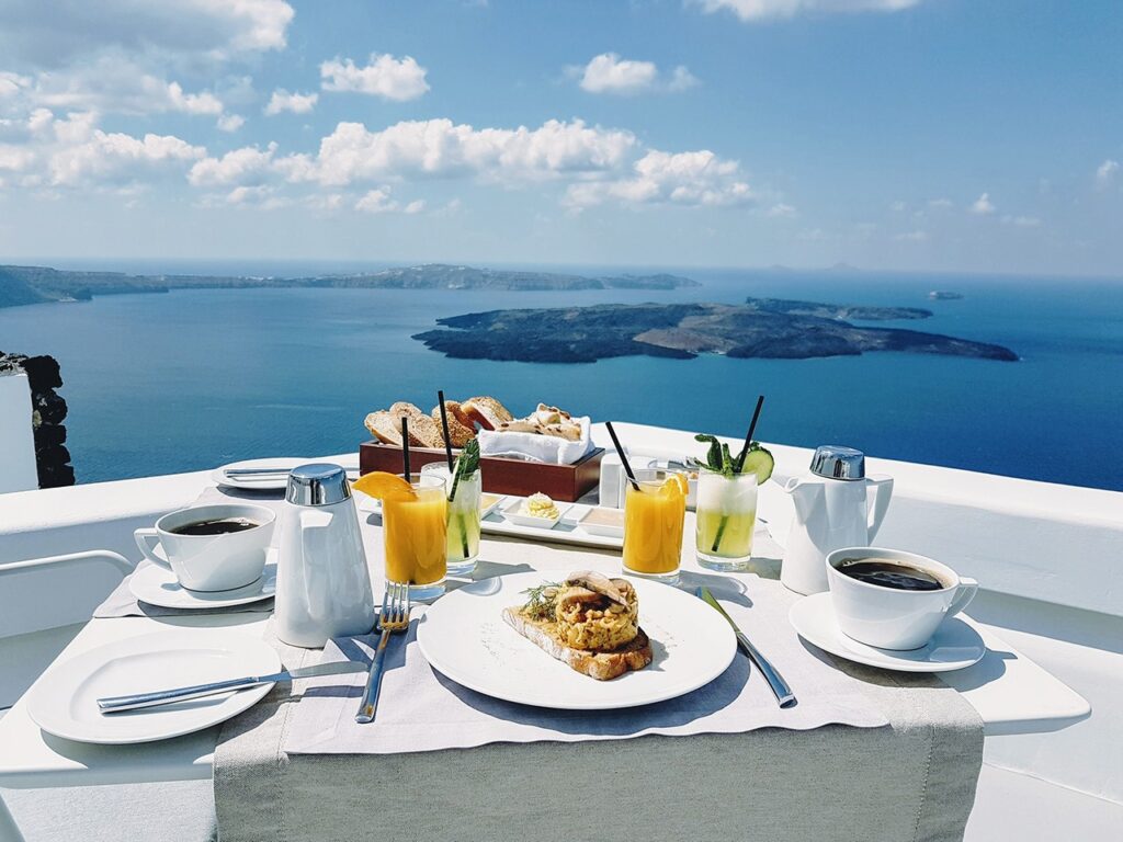 Petit déjeuner vue caldeira Grace Hotel Santorini luxe