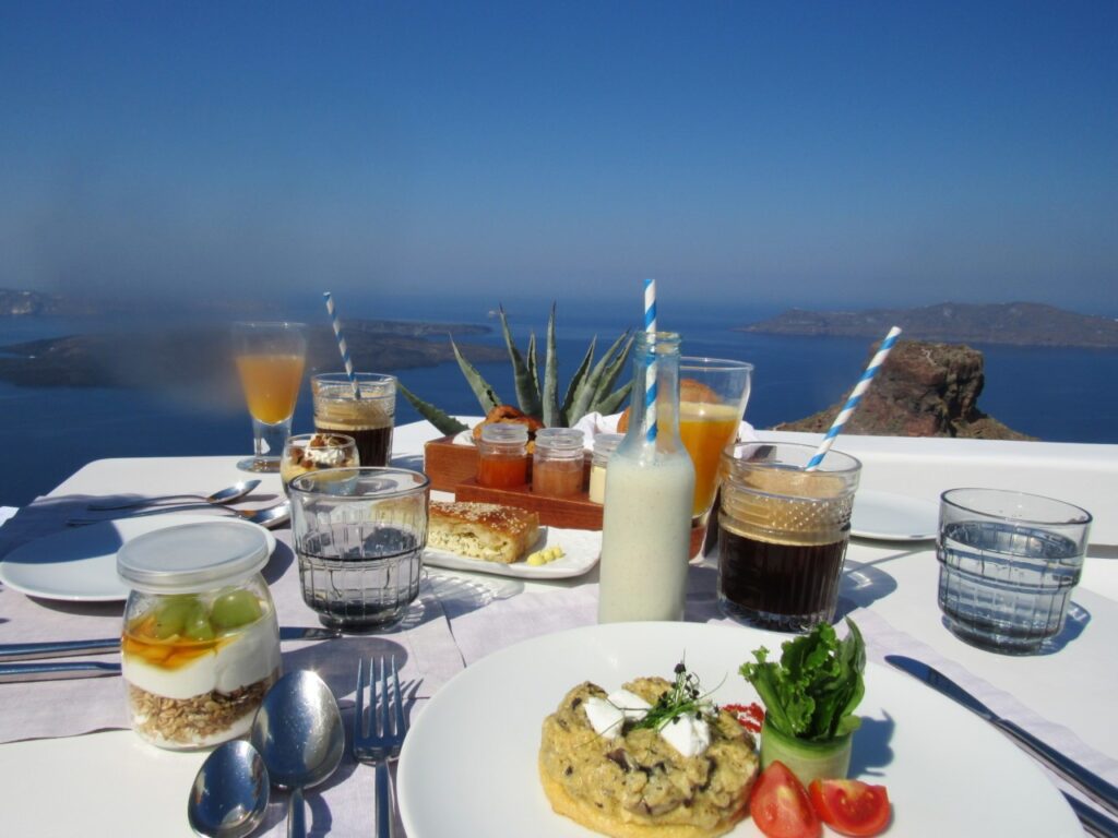 Table du matin au Grace Santorini avec vue sur l'Égée