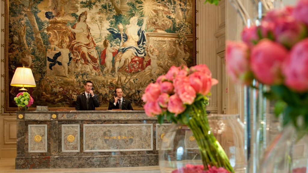 accueil lobby hôtel George V Paris — lustre et tapisseries