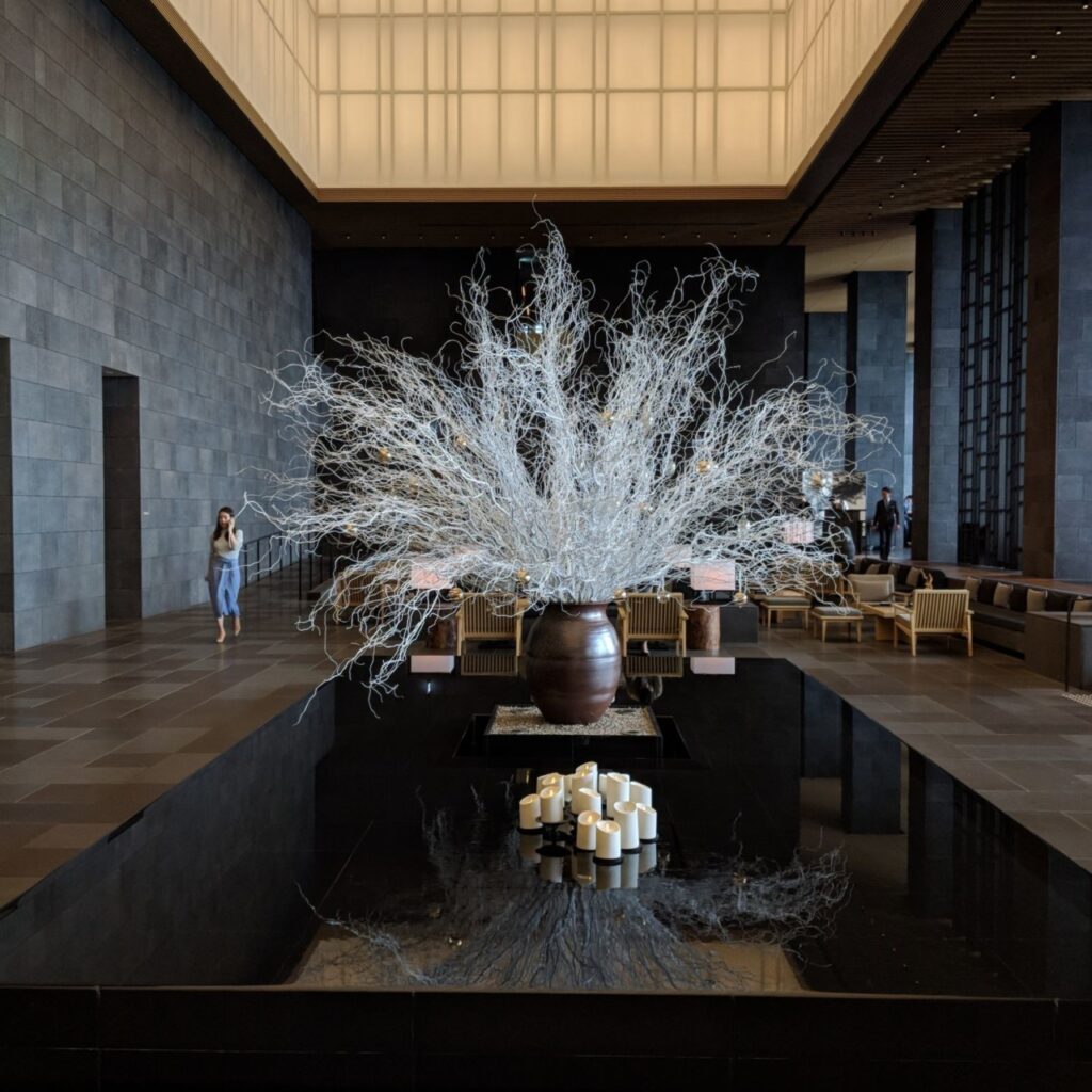 décoration Aman Tokyo lobby — ikebana et jardin de rocaille washi