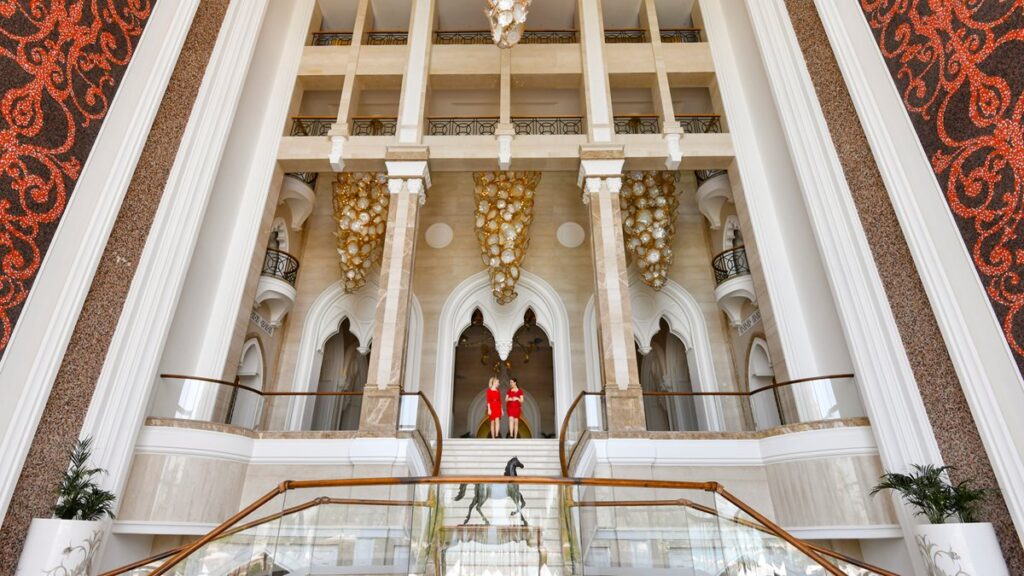 entrée privée Kempinski Qatar — plus beau lobby hôtel luxe Doha