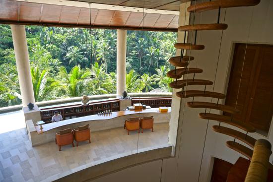 lobby Four Seasons Bali Sayan — entrée pont suspendu rivière Ayung