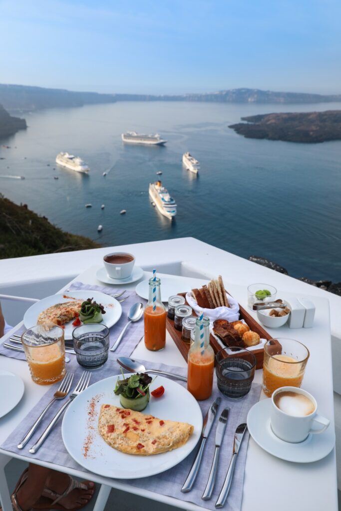 Terrasse Grace Santorini petit déjeuner hôtel de luxe Grèce