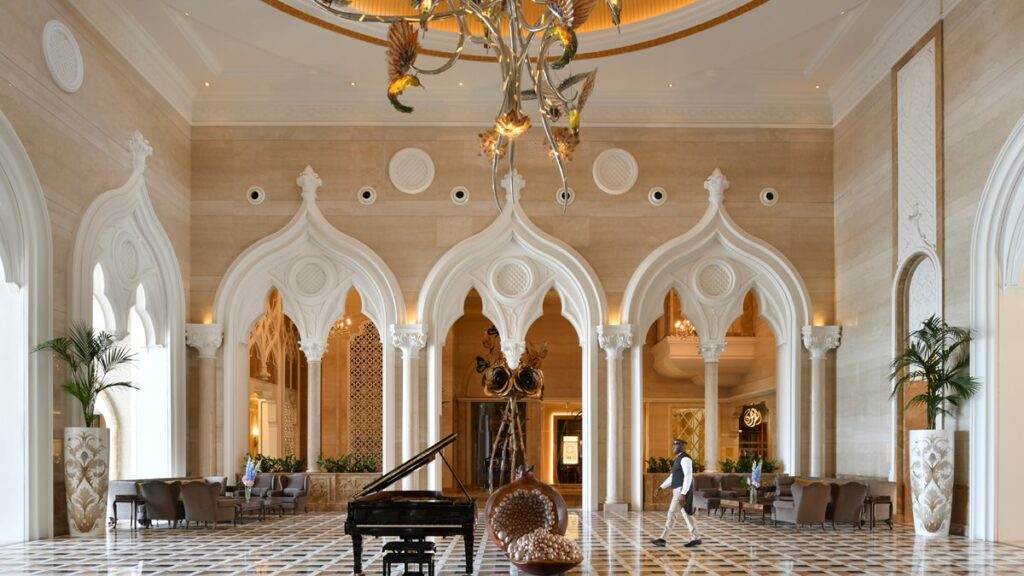 lobby hôtel Kempinski Doha Qatar — dôme arabesque et marbre