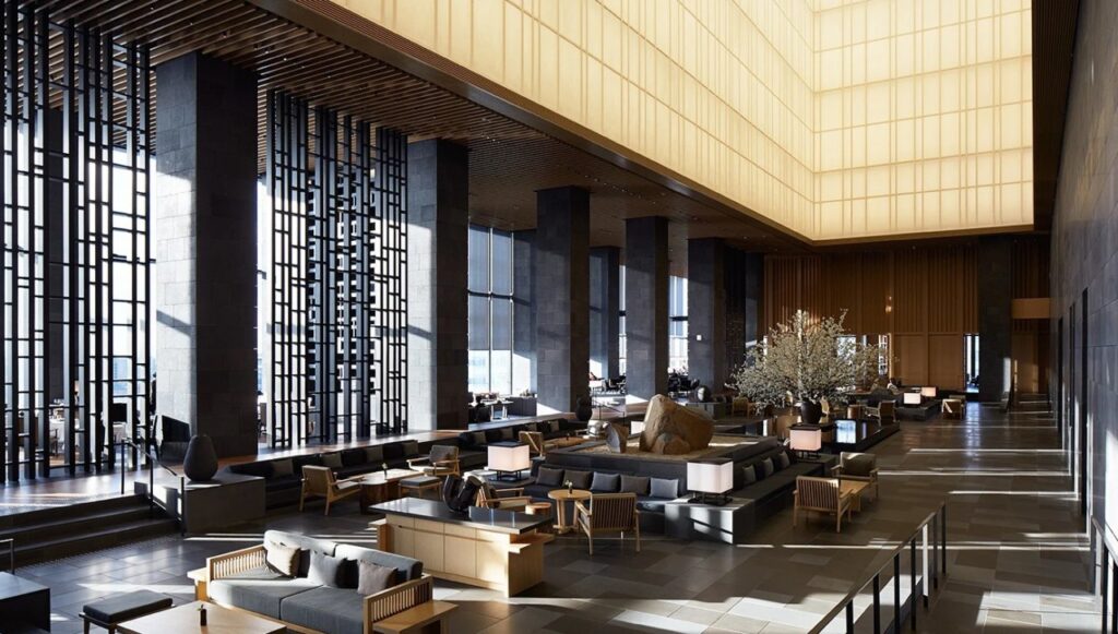 lobby Aman Tokyo — plafond washi 30 mètres de hauteur sanctuaire urbain