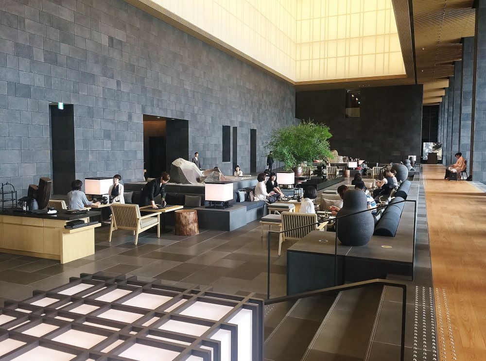 salon hall d'entrée Aman Tokyo — sanctuaire urbain au 33e étage