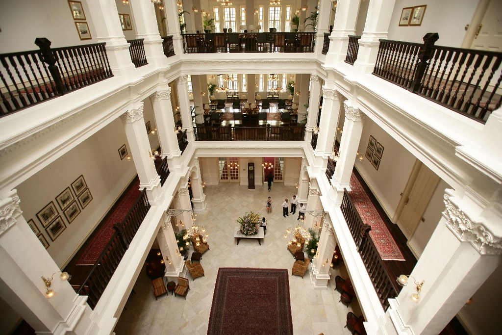 lobby Raffles Singapour — hall colonial classique