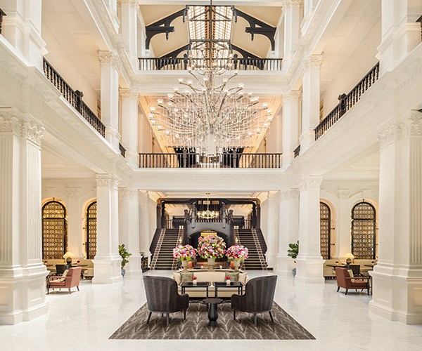 hall d'entrée lumineux Raffles Singapour — lobby hôtel luxe historique