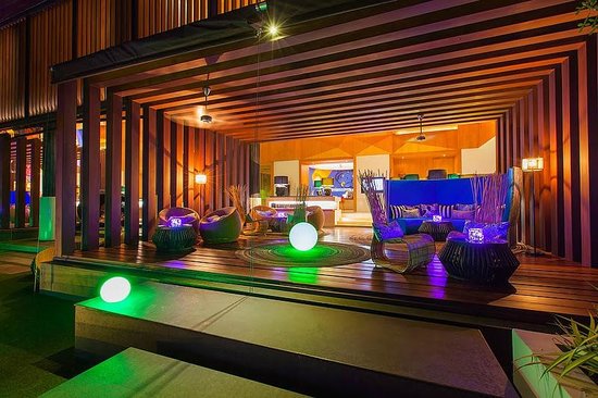 lobby hôtel W Koh Samui de nuit — ambiance lumineuse et feutrée