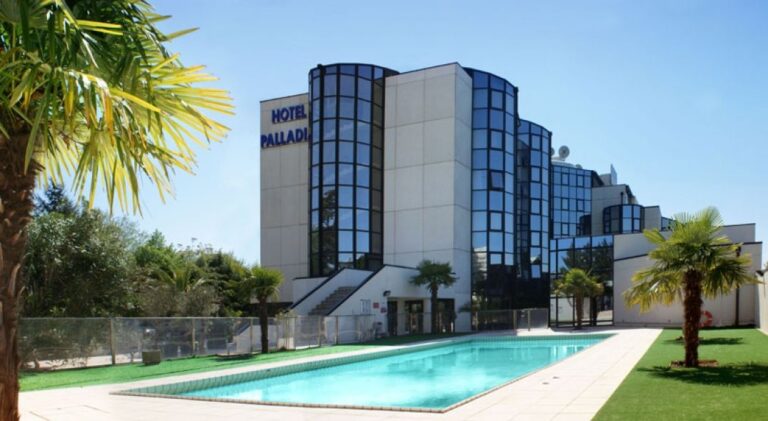 La piscine de l'Hôtel Palladia Toulouse