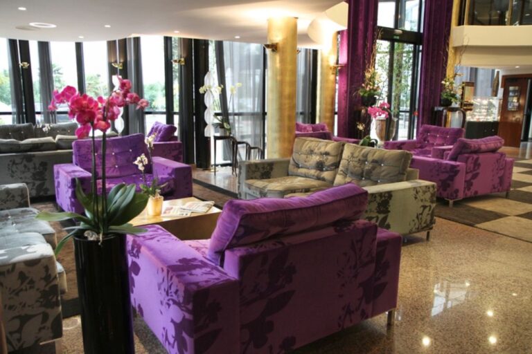 Salon cosy à l'Hôtel Palladia Toulouse