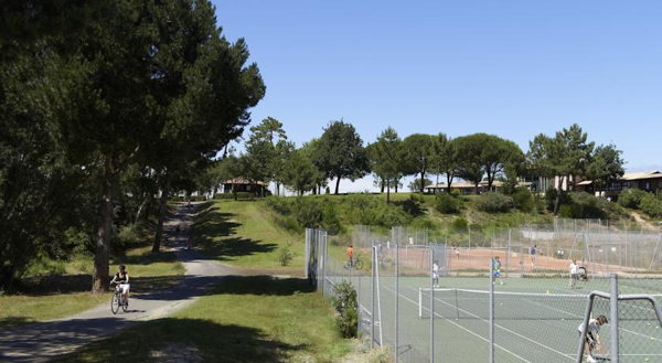 Terrains de tennis et chemins de randonnées au Centre Pierre et Vacances