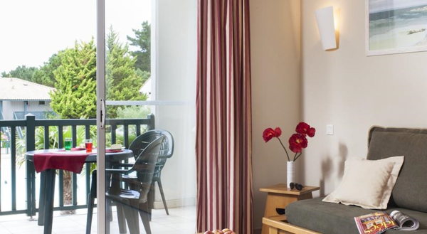 A l'intérieur du salon dans l'appartement Pierre et Vacances