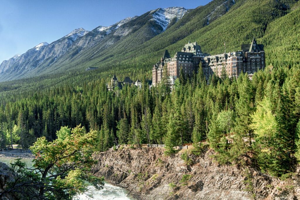 HÔTEL FAIRMONT BANFF HOT SPRINGS, CANADA Fairmont Banff Springs Canada, hôtel hanté de luxe dans les Rocheuses - Droits photos réservés