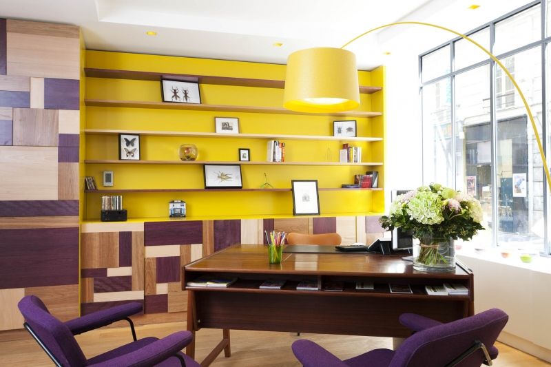 La bibliothèque de l'hôtel Le Crayon à Paris La bibliothèque de l'hôtel Le Crayon à Paris