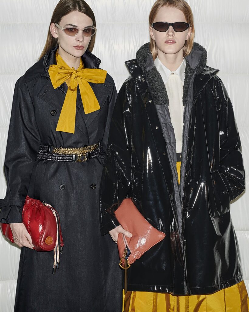 Trench Moncler Trench Moncler — option élégante pour le manteau de voyage femme en ville