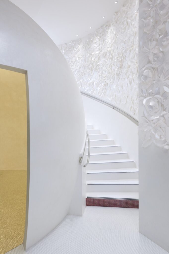 L'escalier vous emmène au 2e étage du Spa Mandarin Oriental Paris L'escalier vous emmène au 2e étage du Spa Mandarin Oriental Paris